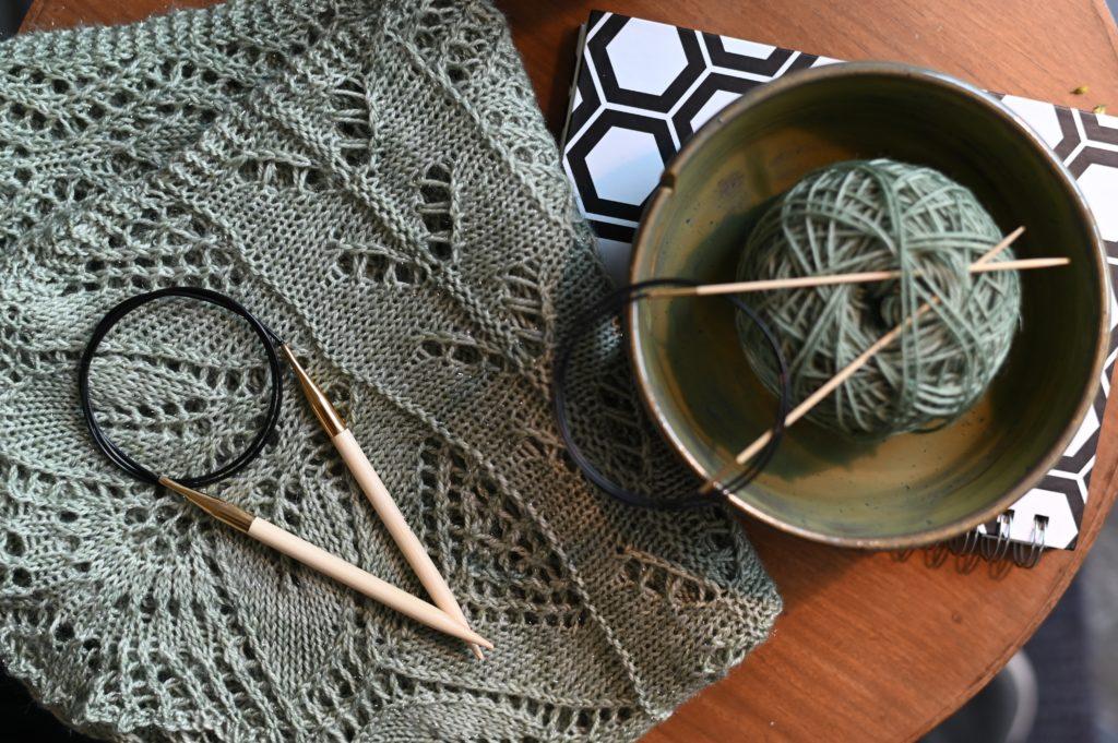 Knitting needles and wool